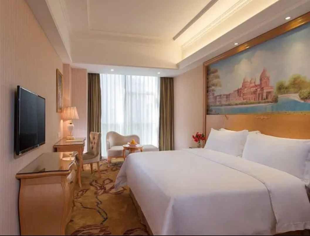 Vienna Hotel Shenzhen Baoneng City Plaza Exterior photo